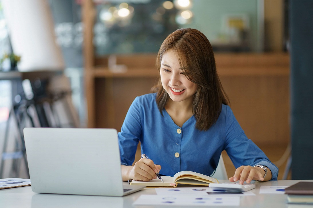 Woman infront of a laptop