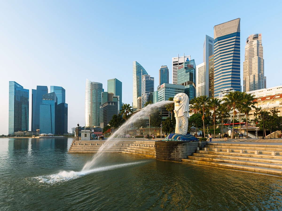 Waterfront at Marina Bay with Merlion statue. 