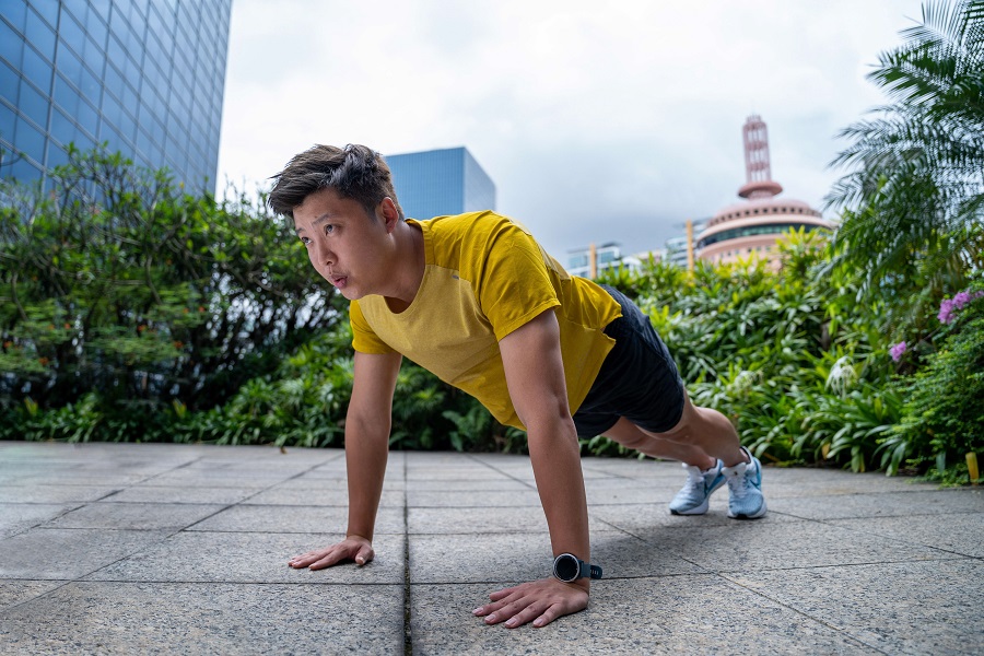 Man doing pushups in the outdoors