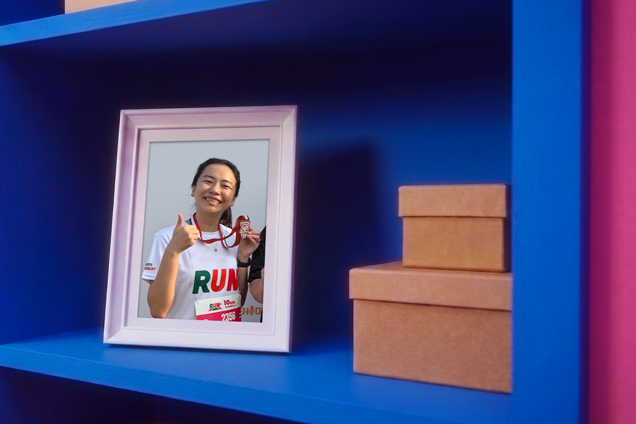 Photo frame of a Chinese girl with a thumbs up