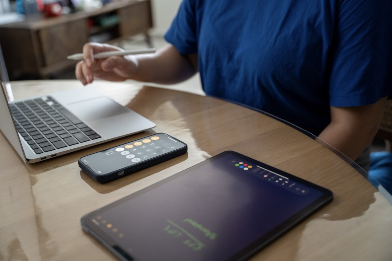 CPF changes and government support for platform workers Picture of laptop and calculator