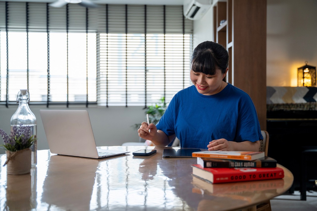 lady planning her expenses at home