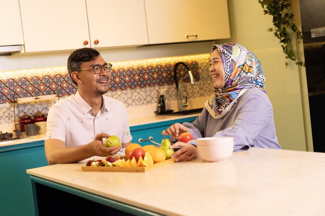 Couple eating fruits together